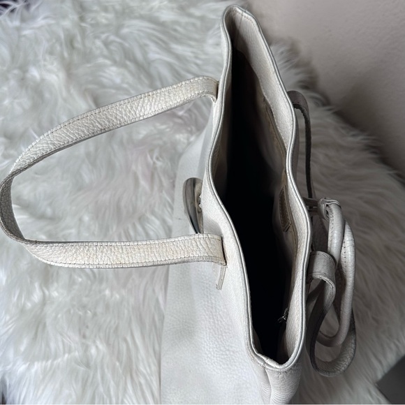 Elegant Burberry White Leather Tote Bag - Picture 15 of 16